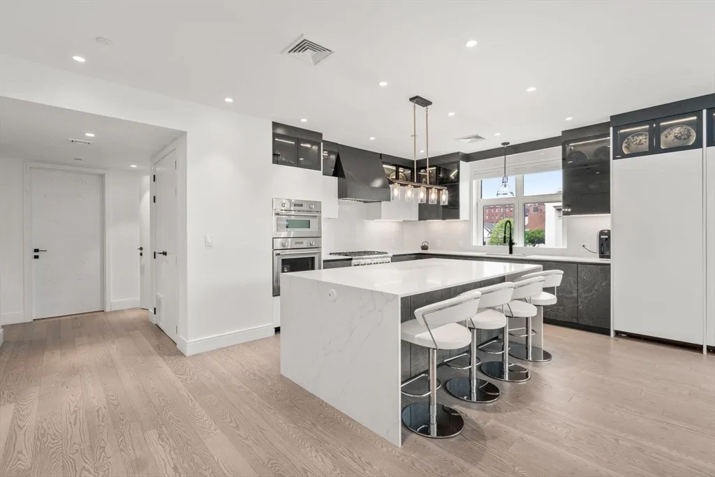 4 bed, 4+ bath apartment for rent at 69 Walnut Unit 4/5, Boylston Street — photo 5 of 26