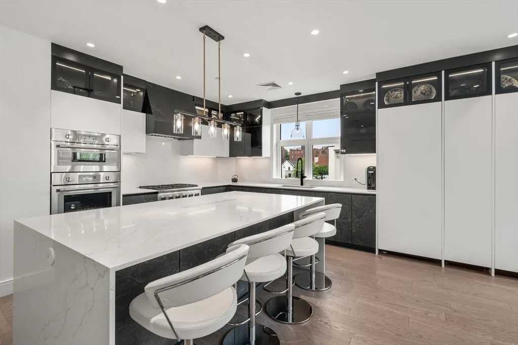 4 bed, 4+ bath apartment for rent at 69 Walnut Unit 4/5, Boylston Street — photo 3 of 26