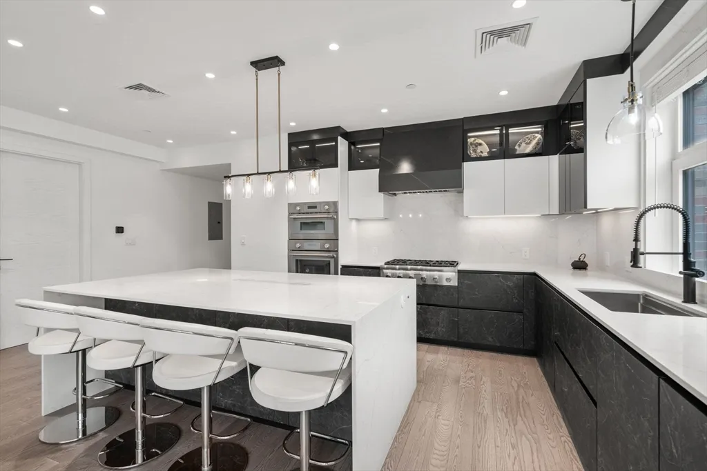 4 bed, 4+ bath apartment for rent at 69 Walnut Unit 4/5, Boylston Street — photo 4 of 26