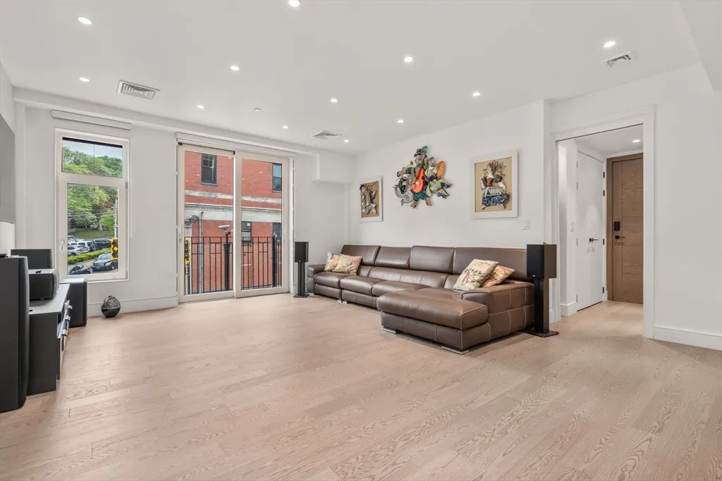 4 bed, 4+ bath apartment for rent at 69 Walnut Unit 4/5, Boylston Street — photo 11 of 26