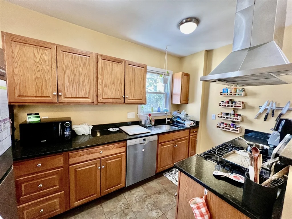 3 bed, 1 bath apartment for rent at 69 Woodlawn St Unit 2, Jamaica Plain — photo 7 of 18