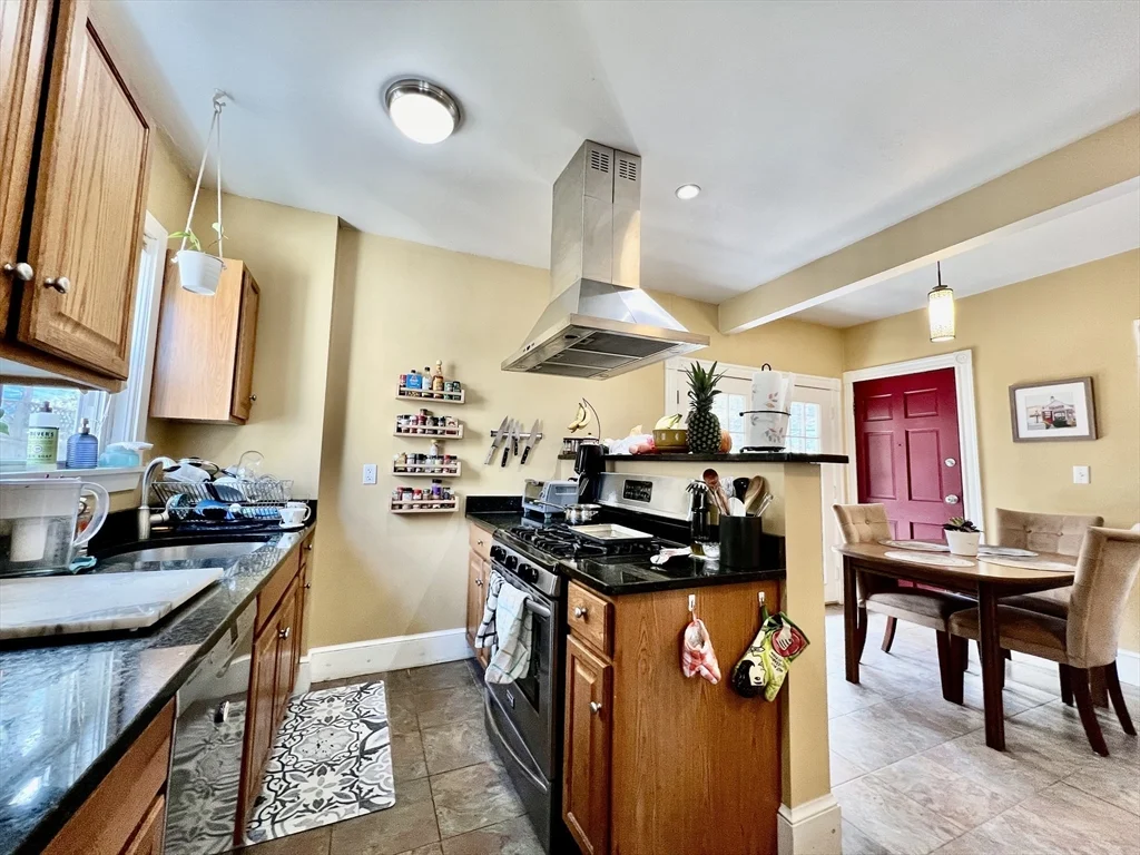 3 bed, 1 bath apartment for rent at 69 Woodlawn St Unit 2, Jamaica Plain — photo 4 of 18