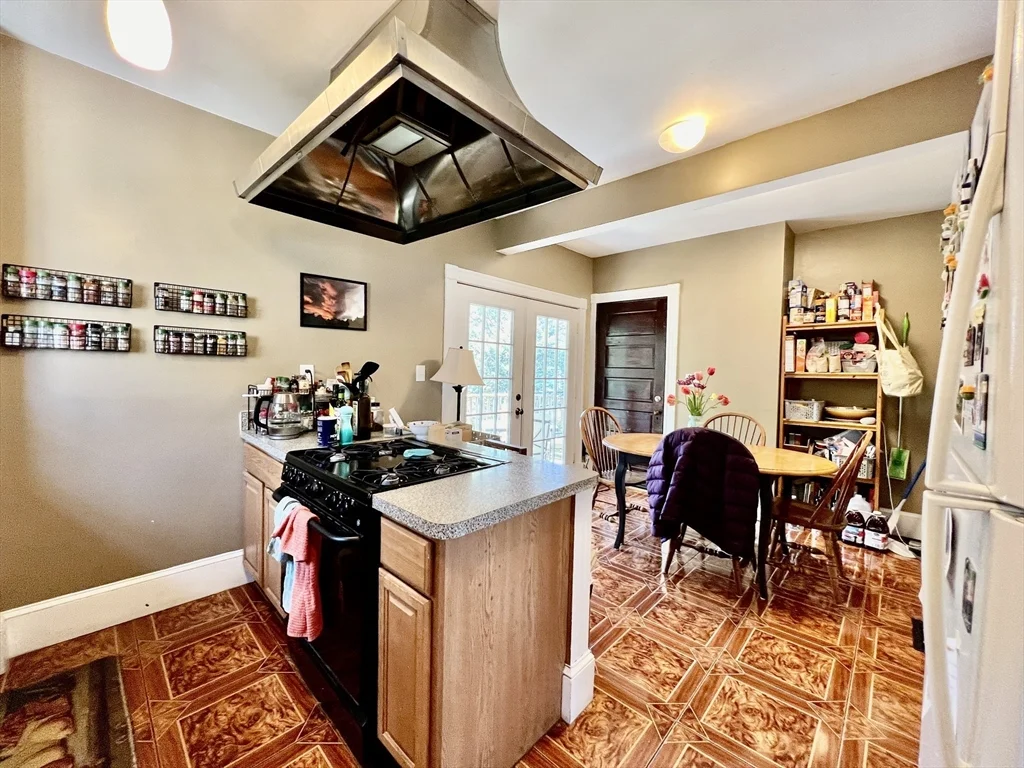 3 bed, 1 bath apartment for rent at 69 Woodlawn St Unit 3, Jamaica Plain — photo 3 of 19