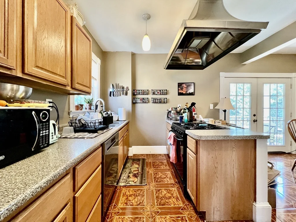 3 bed, 1 bath apartment for rent at 69 Woodlawn St Unit 3, Jamaica Plain — photo 6 of 19