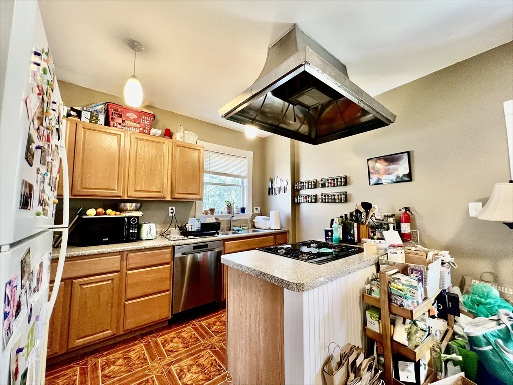 3 bed, 1 bath apartment for rent at 69 Woodlawn St Unit 3, Jamaica Plain — photo 4 of 19