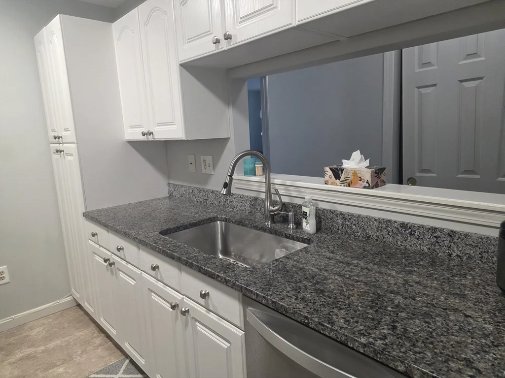 2 bed, 2 bath apartment for rent at 690 S Porter St Unit 28, Manchester — photo 4 of 14