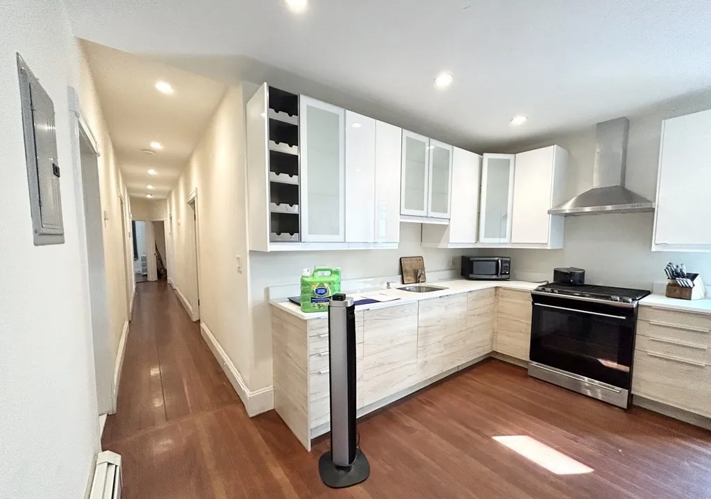 5 bed, 2 bath apartment for rent at 692 Columbia Rd Unit 2, Dorchester — photo 2 of 10