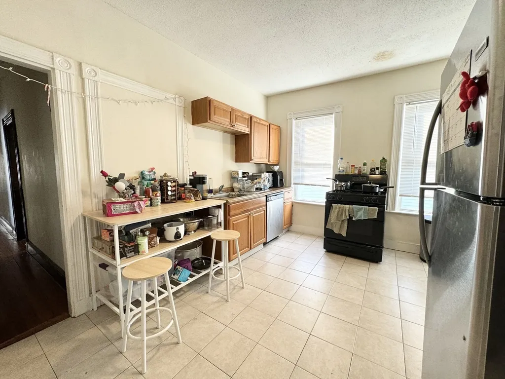 5 bed, 2 bath apartment for rent at 692 Columbia Rd Unit 3, Boston — photo 2 of 10