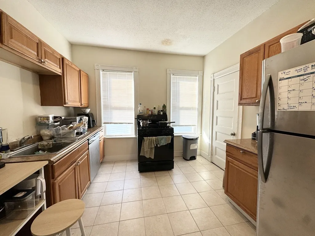 5 bed, 2 bath apartment for rent at 692 Columbia Rd Unit 3, Boston — photo 1 of 10