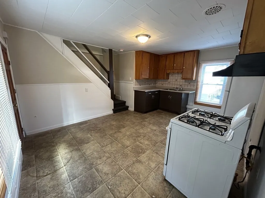 4 bed, 1 bath apartment for rent at 694 Lakeview Ave Unit 3, Lowell — photo 4 of 19