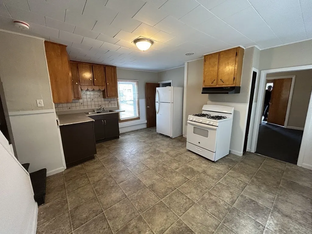 4 bed, 1 bath apartment for rent at 694 Lakeview Ave Unit 3, Lowell — photo 3 of 19