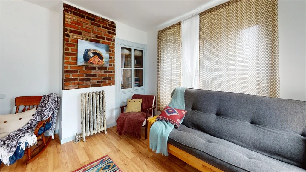 3 bed, 1 bath apartment for rent at 7-9 Dexter St Unit 9, South Waltham — photo 2 of 11