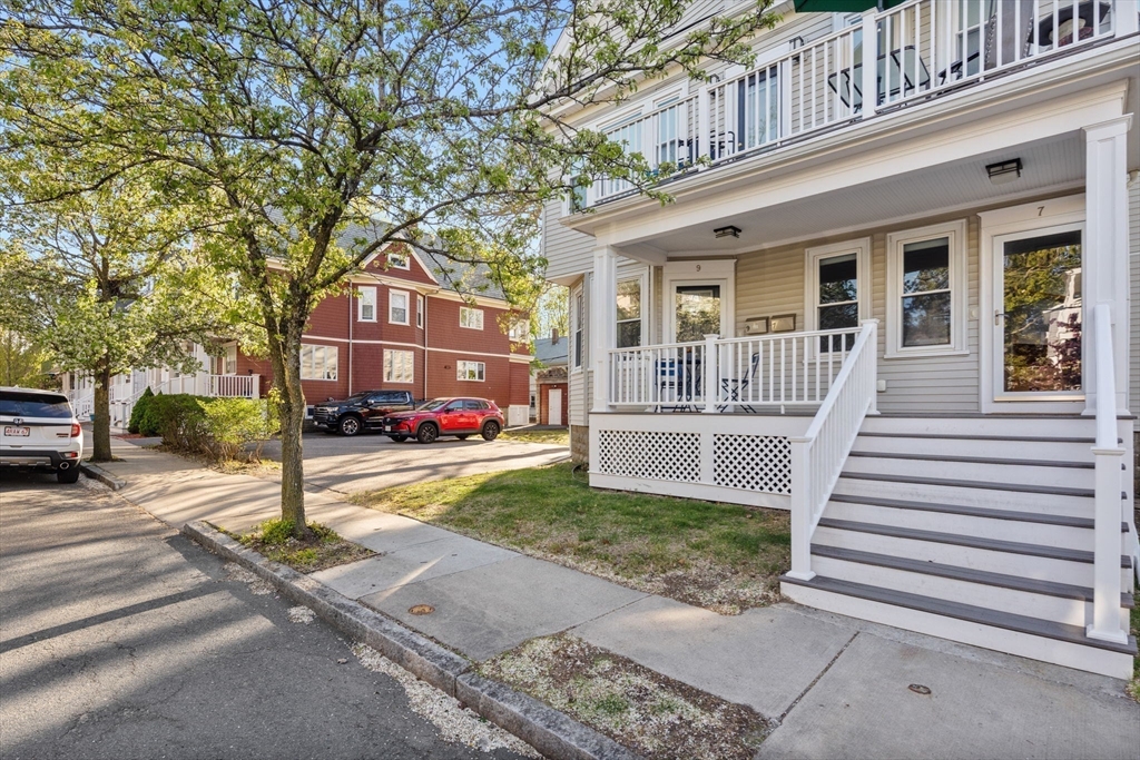 3 bed, 1 bath apartment for rent at 7-9 Stoughton Unit 1, Tufts University — photo 1 of 28