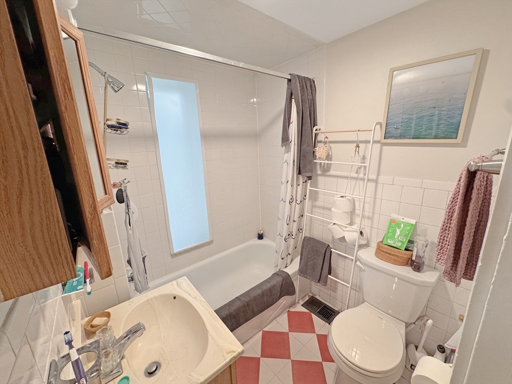 1 bed, 1 bath apartment for rent at 7 Albion Ter Unit 1, Magoun Square — photo 2 of 10