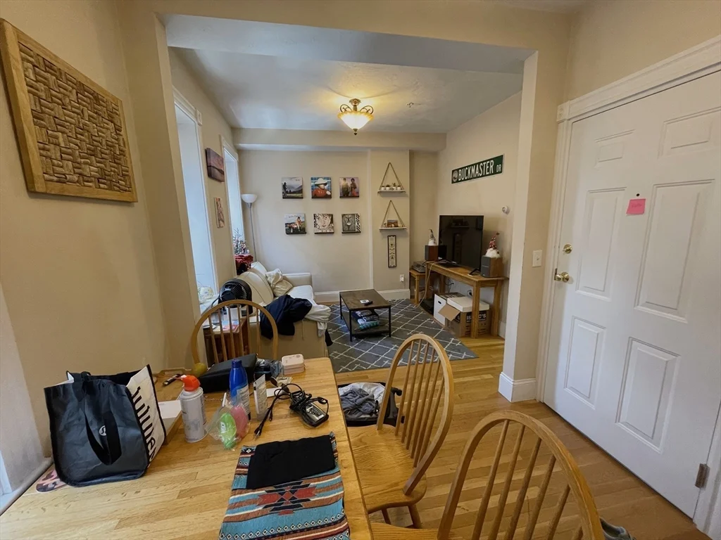 2 bed, 1 bath apartment for rent at 7 Anderson St Unit 7, Beacon Hill — photo 2 of 14