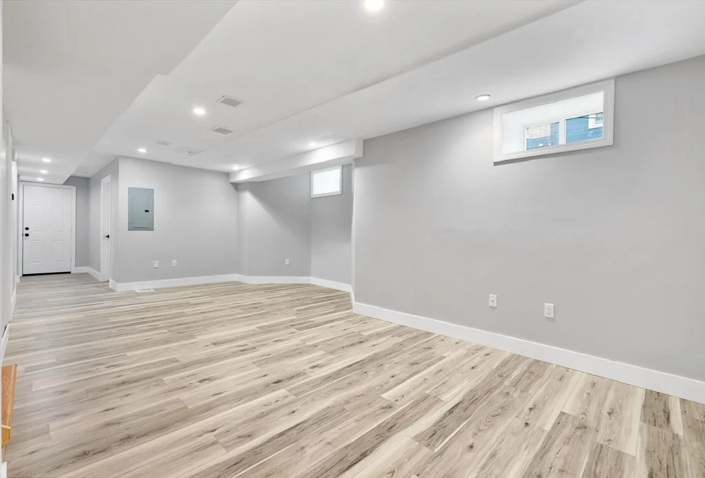 5 bed, 3 bath apartment for rent at 7 Austin St Unit 1, Hyde Park — photo 31 of 39