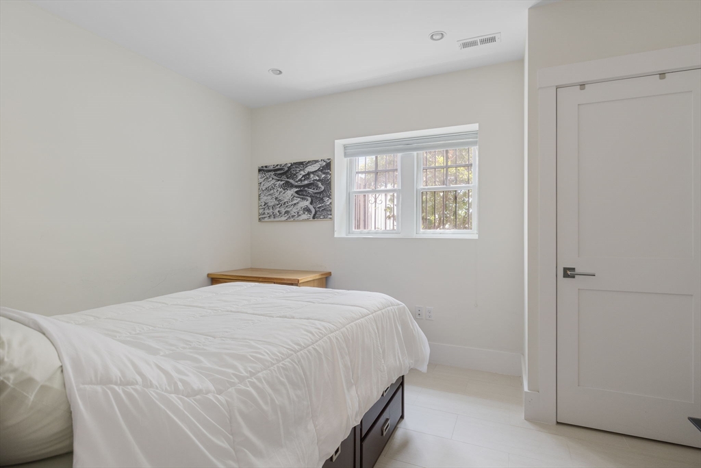 3 bed, 3 bath apartment for rent at 7 Ballord Pl Unit A, Riverside — photo 11 of 22