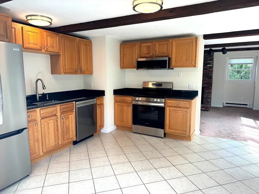 2 bed, 1 bath apartment for rent at 7 Briny Way, Long Beach — photo 3 of 15