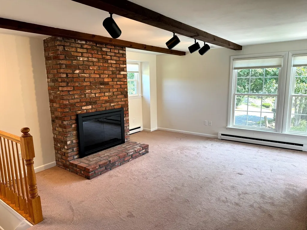 2 bed, 1 bath apartment for rent at 7 Briny Way, Long Beach — photo 2 of 15