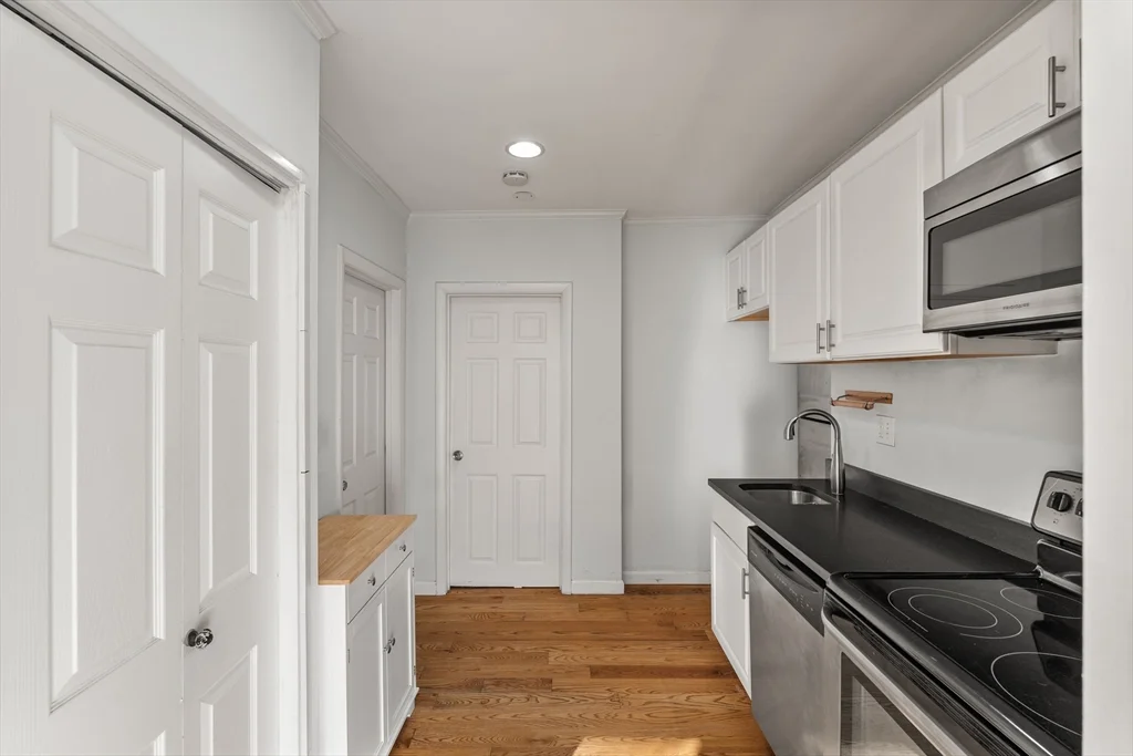 1 bed, 1 bath apartment for rent at 7 Burrill Pl Unit 1, South Boston — photo 3 of 7
