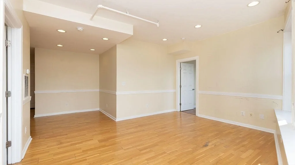 2 bed, 1 bath apartment for rent at 7 Central Sq Unit 402, Lynn — photo 6 of 10