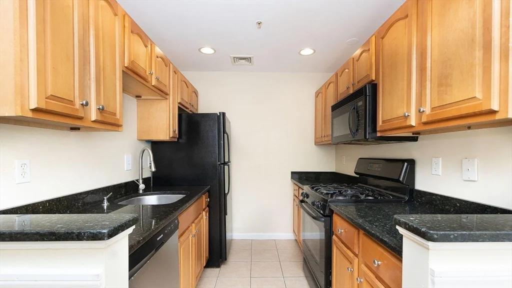 2 bed, 1 bath apartment for rent at 7 Central Sq Unit 402, Lynn — photo 3 of 10