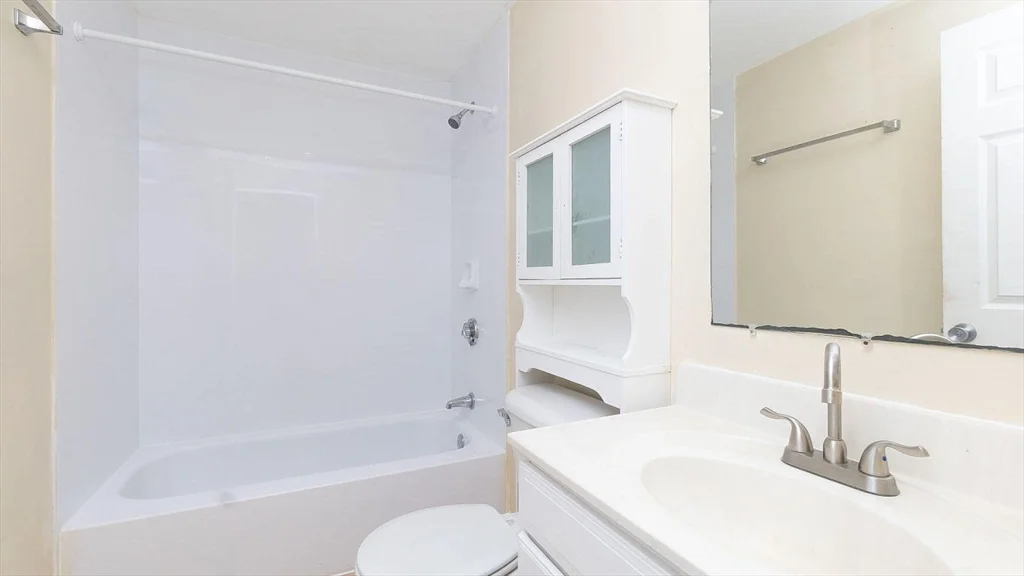2 bed, 1 bath apartment for rent at 7 Central Sq Unit 402, Lynn — photo 9 of 10