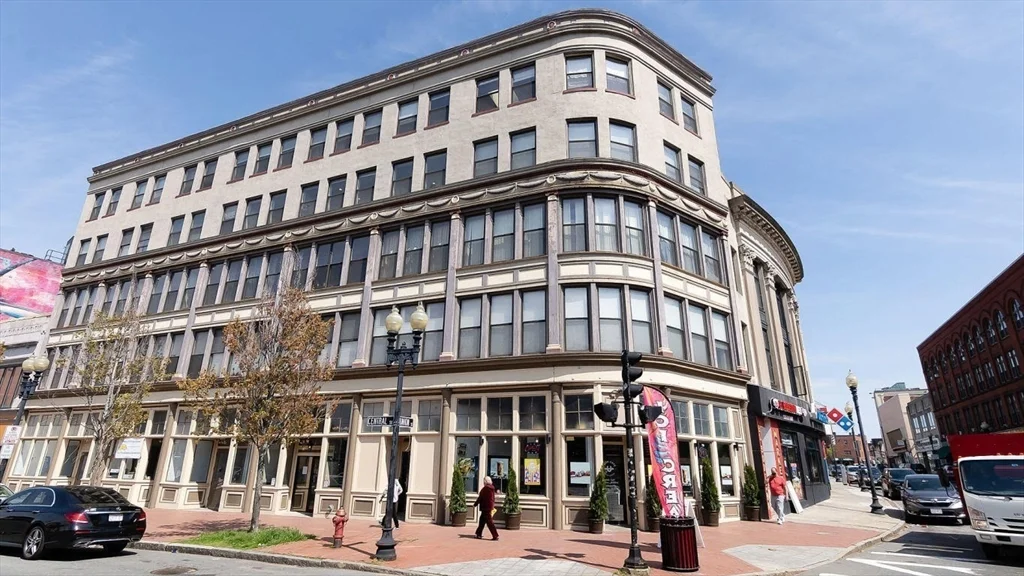 2 bed, 1 bath apartment for rent at 7 Central Sq Unit 402, Lynn