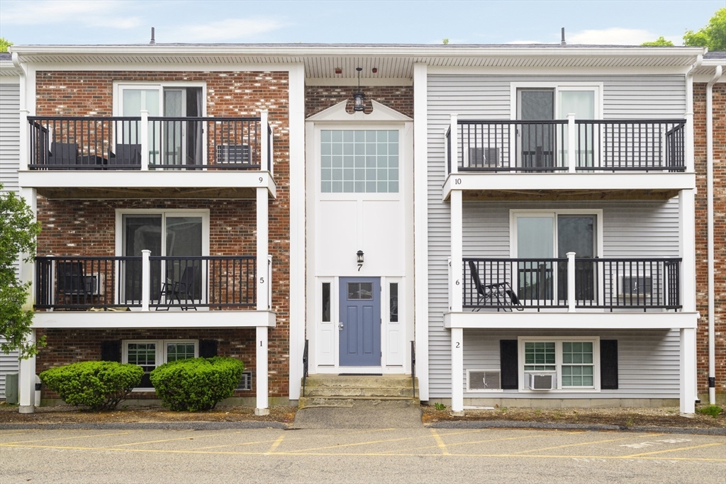 2 bed, 1 bath apartment for rent at 7 Chapel Hill Dr Unit 12, Plymouth — photo 2 of 16
