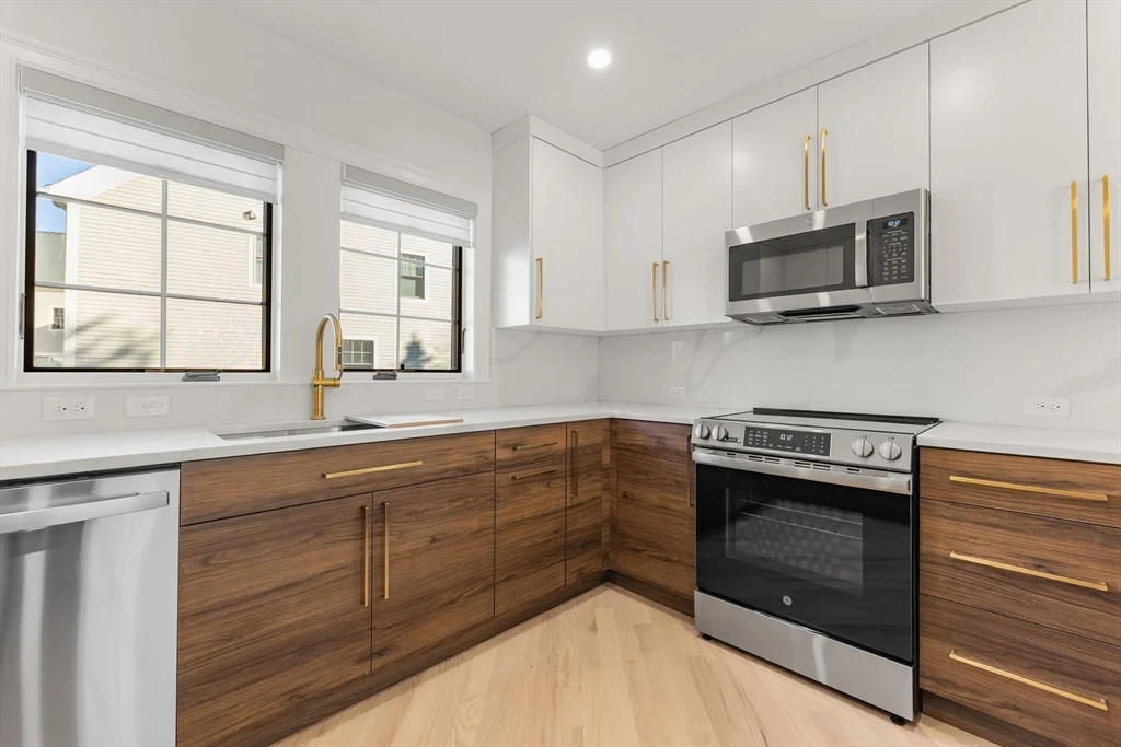 3 bed, 3 bath apartment for rent at 7 Chatham St Unit 7A, Watertown — photo 4 of 23