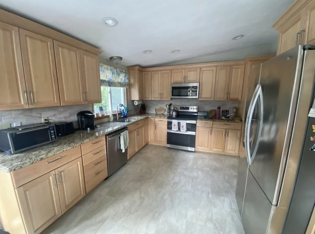 3 bed, 2 bath apartment for rent at 7 Cleveland Rd, Peabody — photo 2 of 23