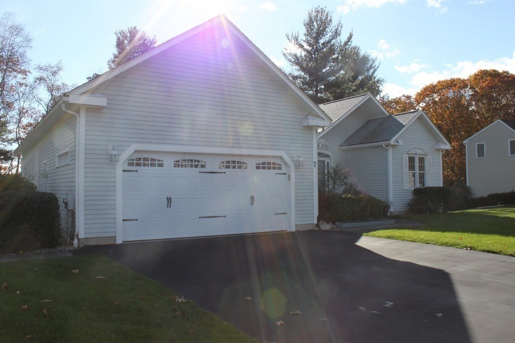 3 bed, 2 bath apartment for rent at 7 Deer Run Dr, Shrewsbury — photo 2 of 30