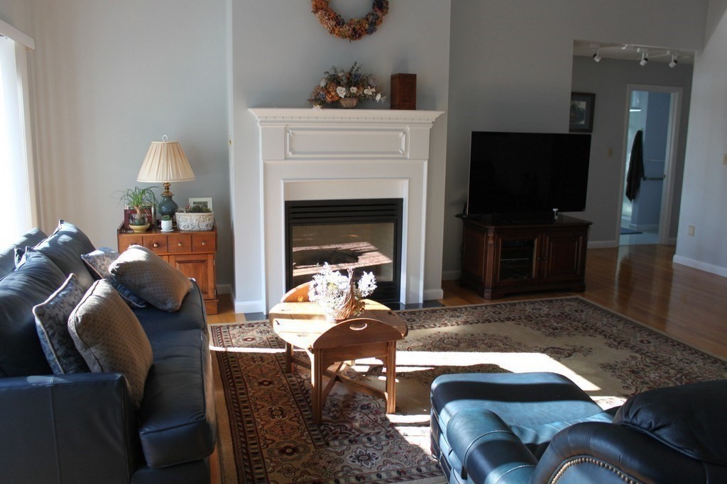 3 bed, 2 bath apartment for rent at 7 Deer Run Dr, Shrewsbury — photo 9 of 30