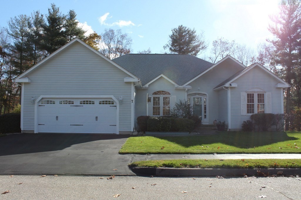 3 bed, 2 bath apartment for rent at 7 Deer Run Dr, Shrewsbury — photo 1 of 30