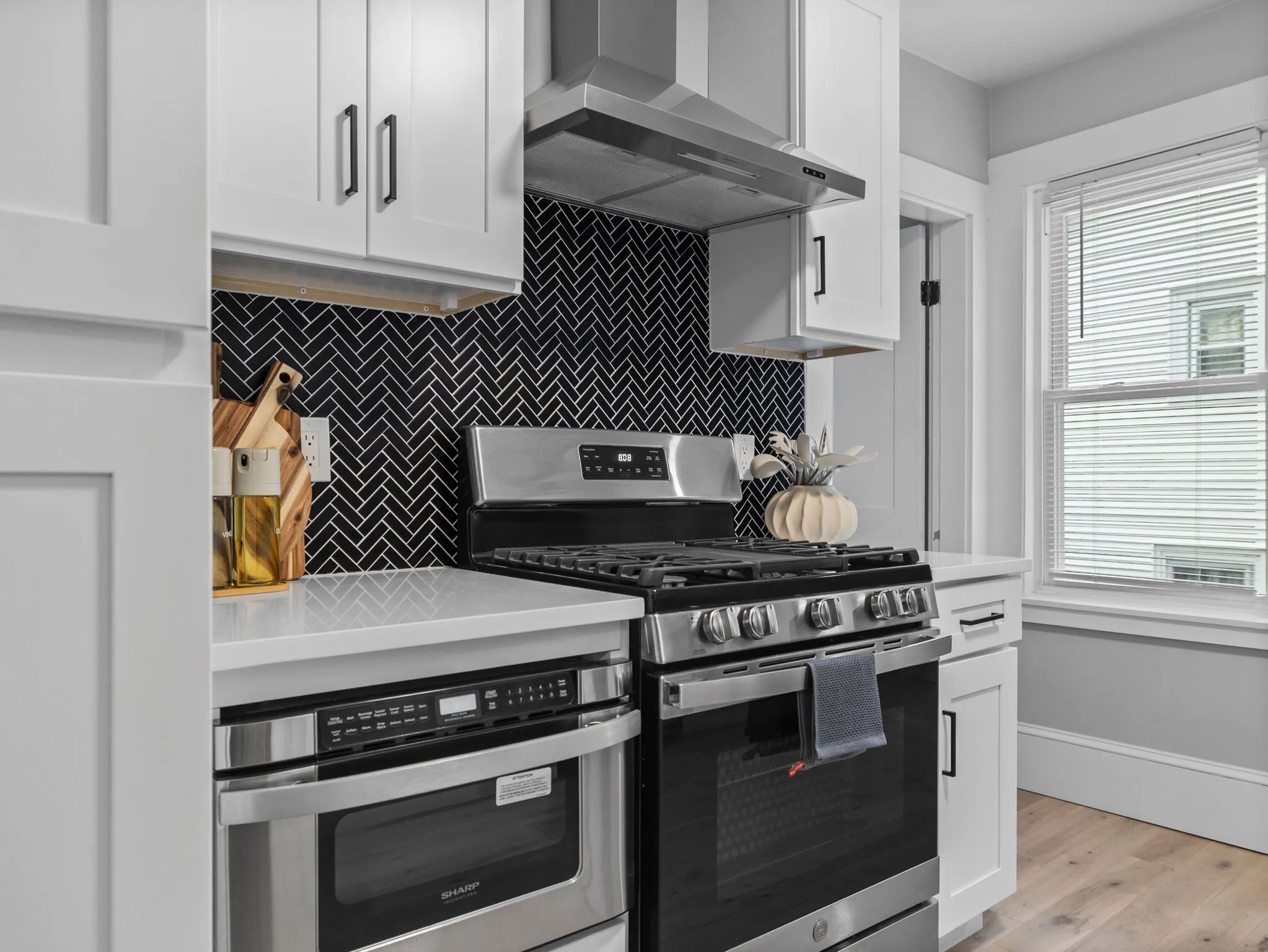 7 bed, 3 bath apartment for rent at 7 Dickinson St Unit 2, Ward Two — photo 6 of 30