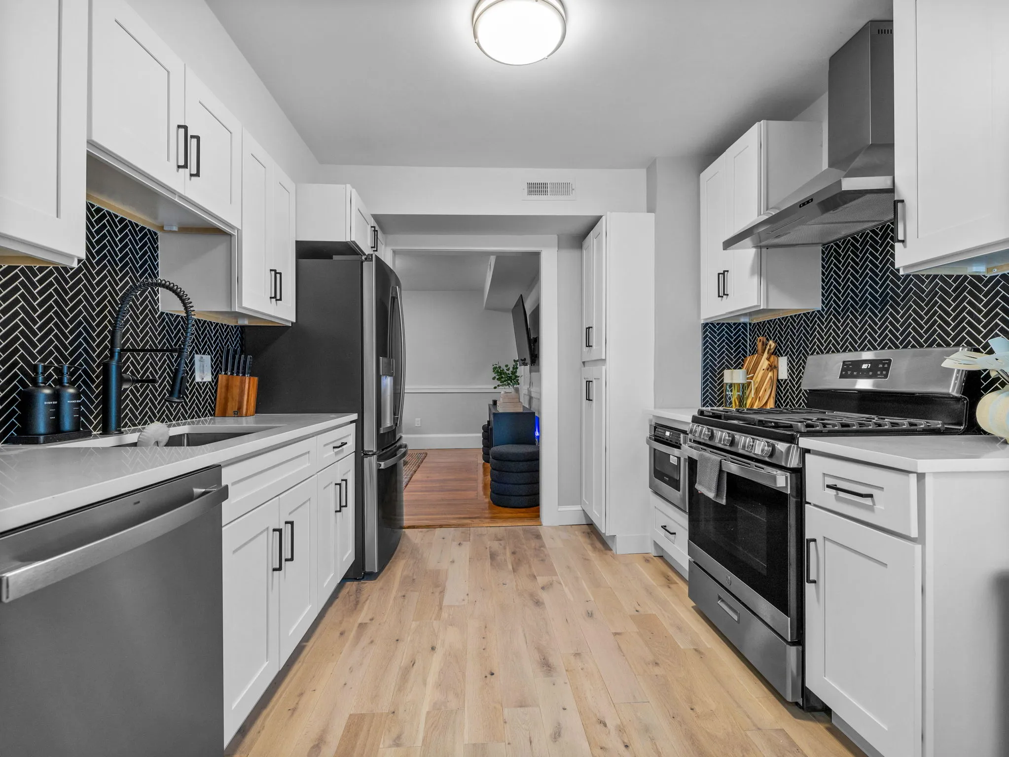 7 bed, 3 bath apartment for rent at 7 Dickinson St Unit 2, Ward Two — photo 2 of 30