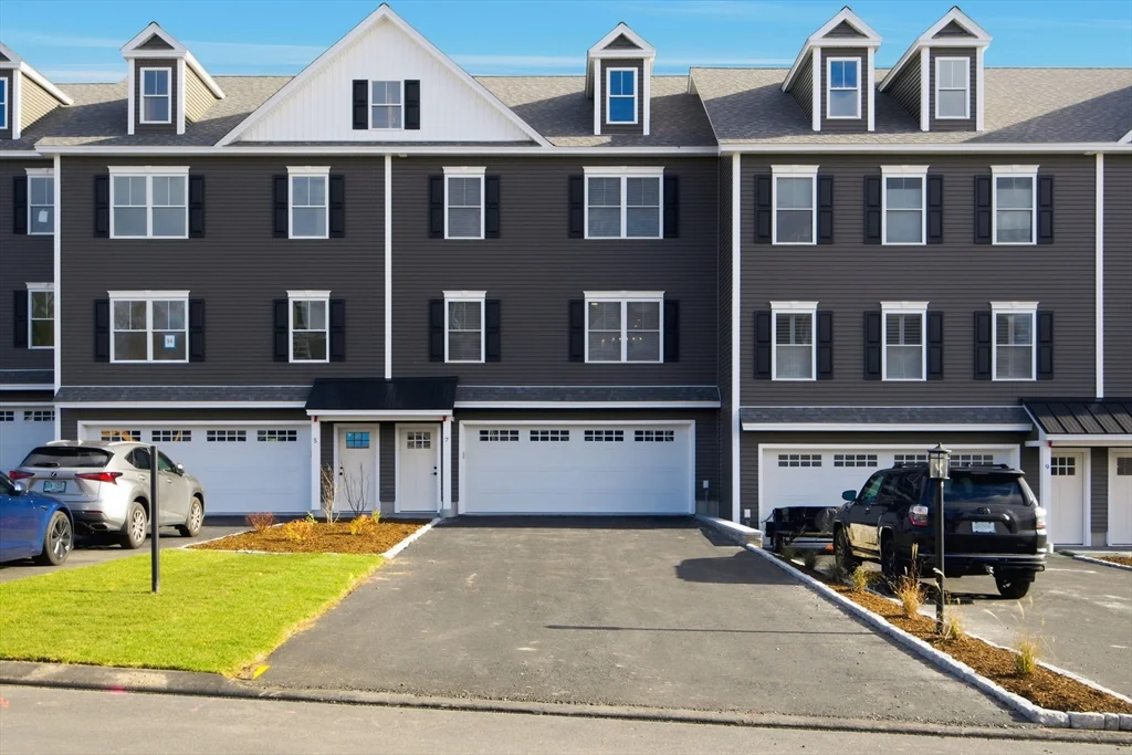3 bed, 2 bath apartment for rent at 7 Elise Ave Unit -, Londonderry — photo 1 of 41