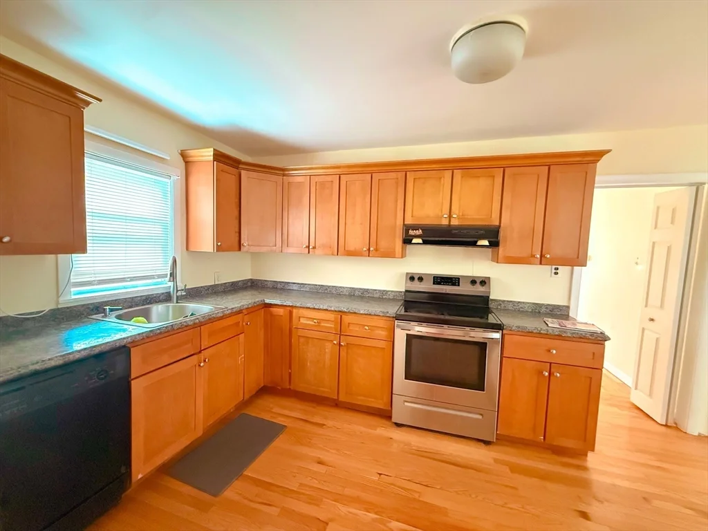 4 bed, 1 bath apartment for rent at 7 Elm Unit 1, Natick — photo 3 of 12