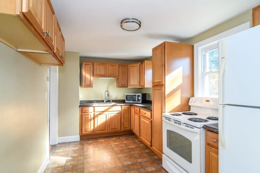 4 bed, 2 bath apartment for rent at 7 Ferndale Rd, Natick — photo 9 of 24
