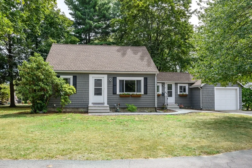 4 bed, 2 bath apartment for rent at 7 Ferndale Rd, Natick — photo 1 of 24