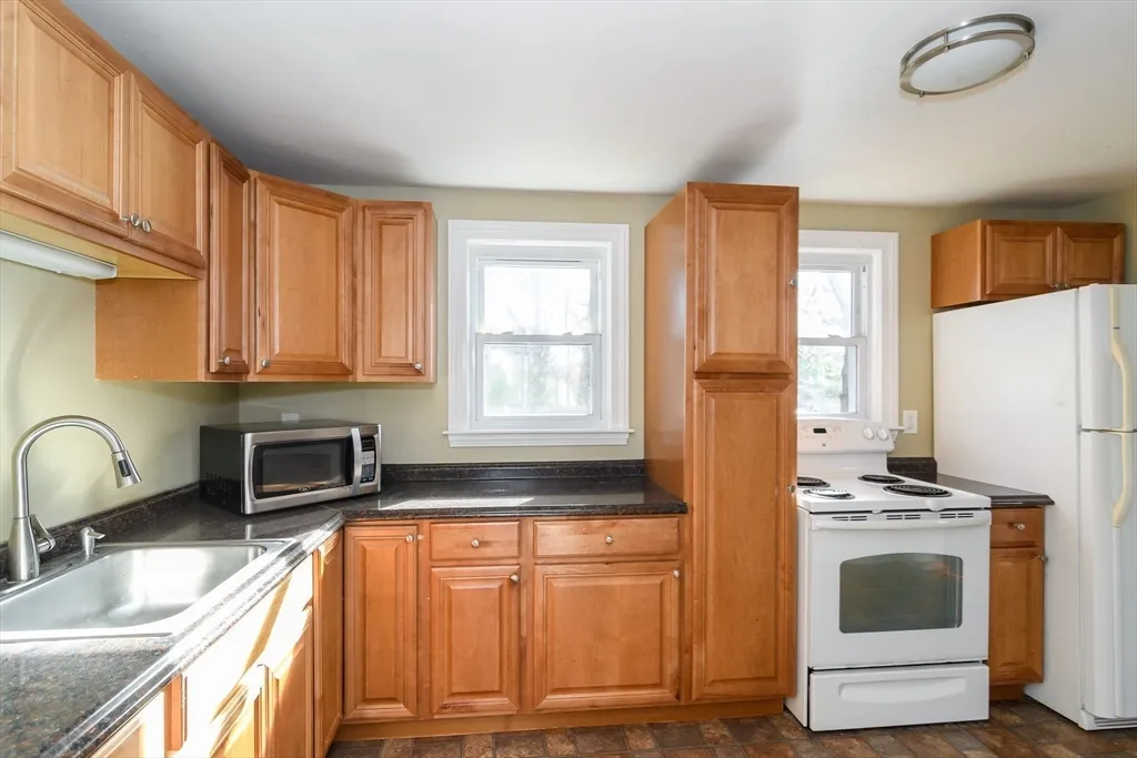 4 bed, 2 bath apartment for rent at 7 Ferndale Rd, Natick — photo 8 of 24