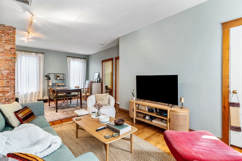 2 bed, 1 bath apartment for rent at 7 Flagg St Unit 1, Harvard Square — photo 3 of 18