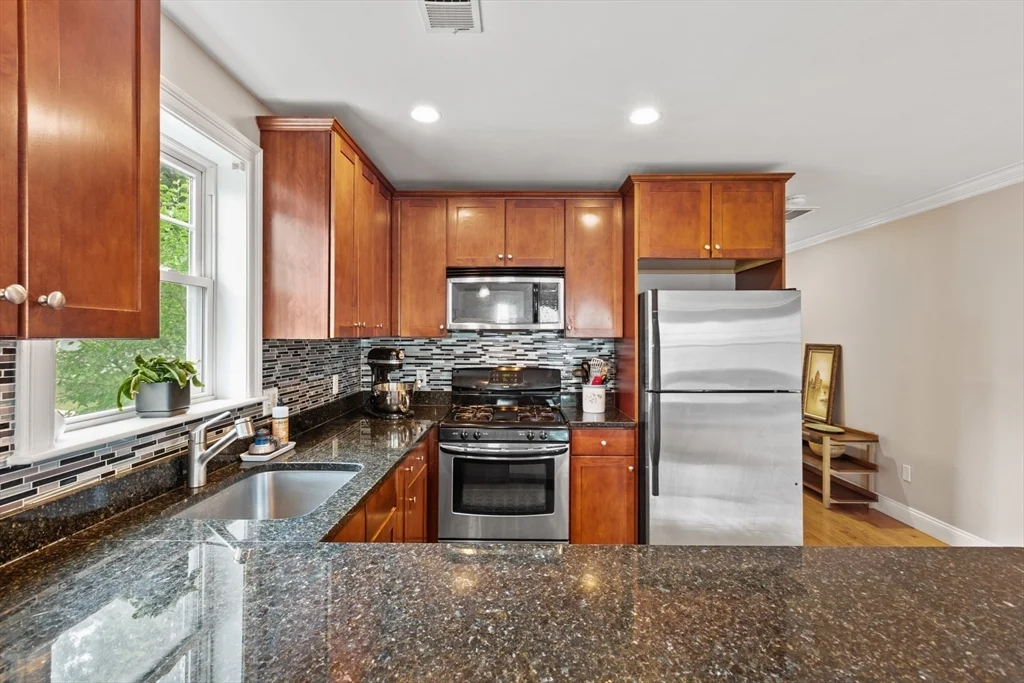 3 bed, 2 bath apartment for rent at 7 Fox St Unit PH, Dorchester — photo 3 of 24