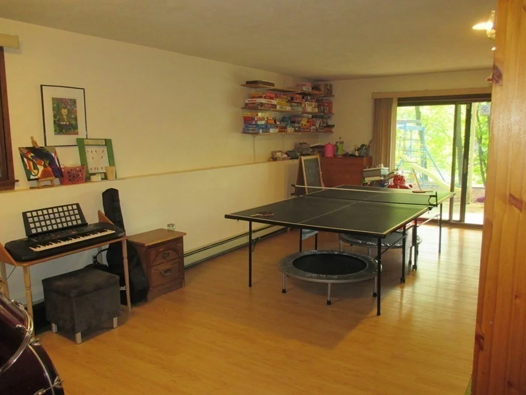 5 bed, 2 bath apartment for rent at 7 Frothingham Rd, Burlington — photo 8 of 14