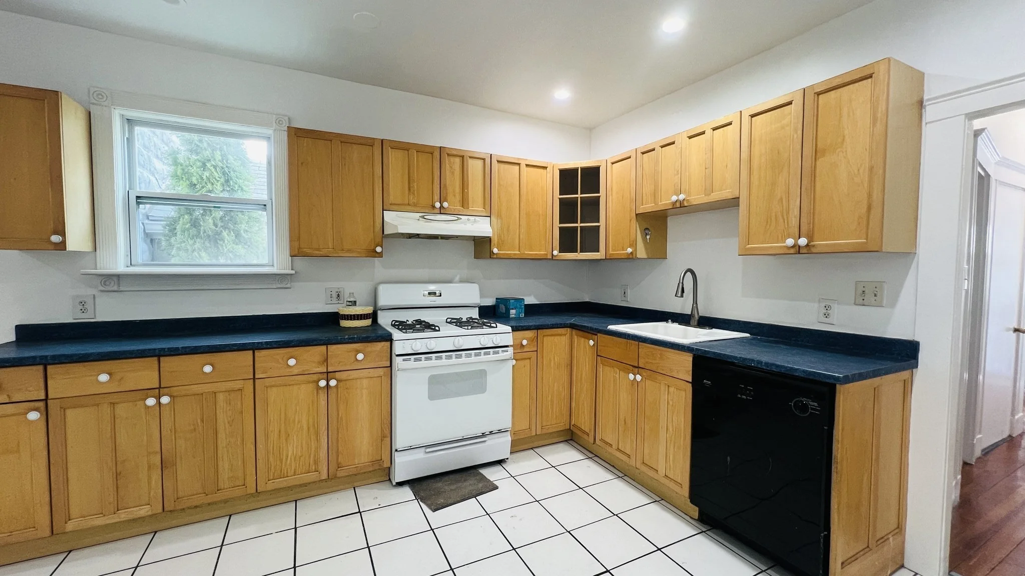 4 bed, 1 bath apartment for rent at 7 Glenwood Rd Unit 1, Magoun Square — photo 1 of 7
