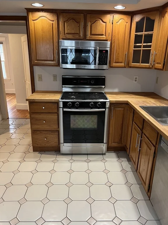 4 bed, 2 bath apartment for rent at 7 Gorham Rd Unit 2L, West Medford — photo 9 of 28
