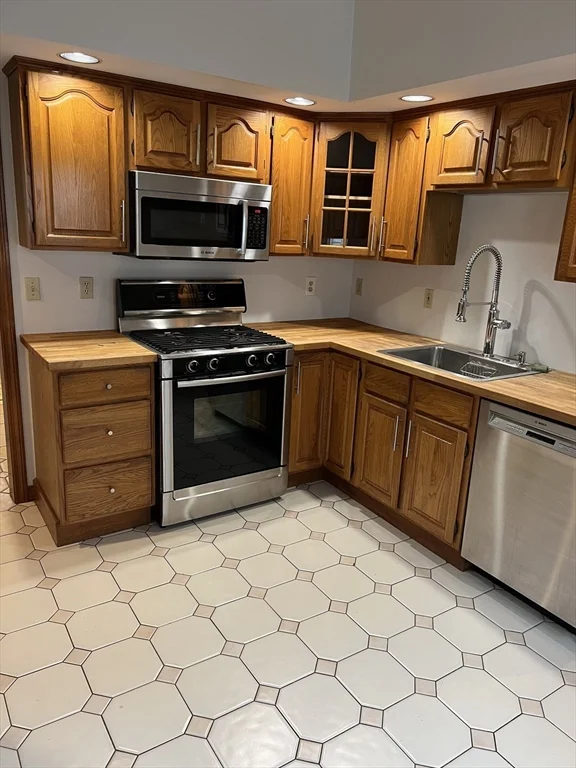4 bed, 2 bath apartment for rent at 7 Gorham Rd Unit 2L, West Medford