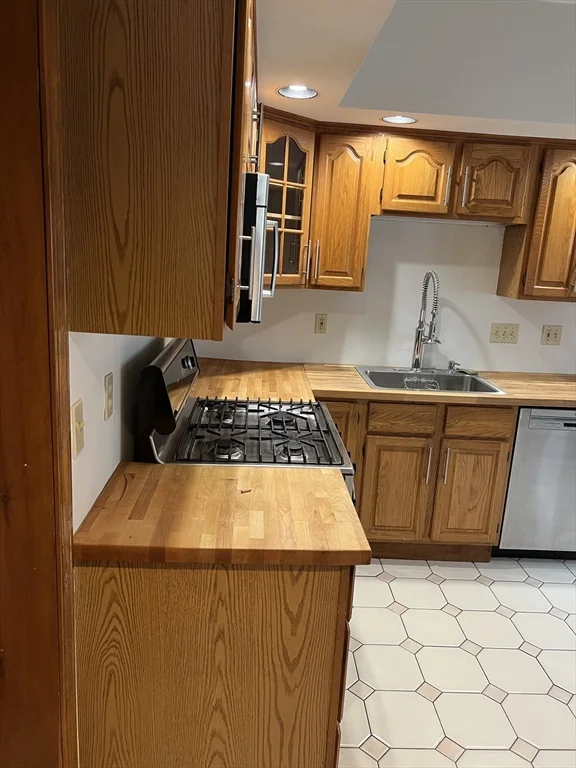 4 bed, 2 bath apartment for rent at 7 Gorham Rd Unit 2L, West Medford — photo 2 of 28