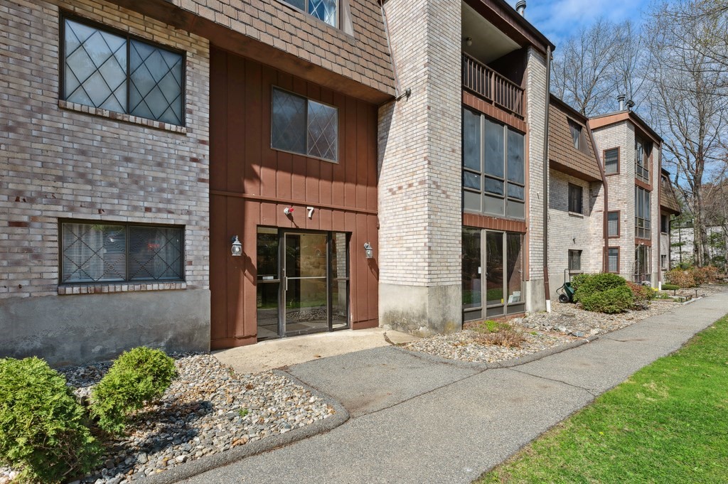 1 bed, 1 bath apartment for rent at 7 Greenbriar Dr Unit 306, North Reading — photo 18 of 20