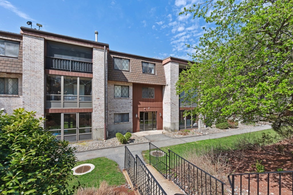 1 bed, 1 bath apartment for rent at 7 Greenbriar Dr Unit 306, North Reading — photo 19 of 20